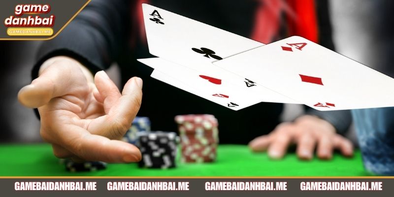 Giữ biểu cảm lạnh lùng để đối thủ không đoán được